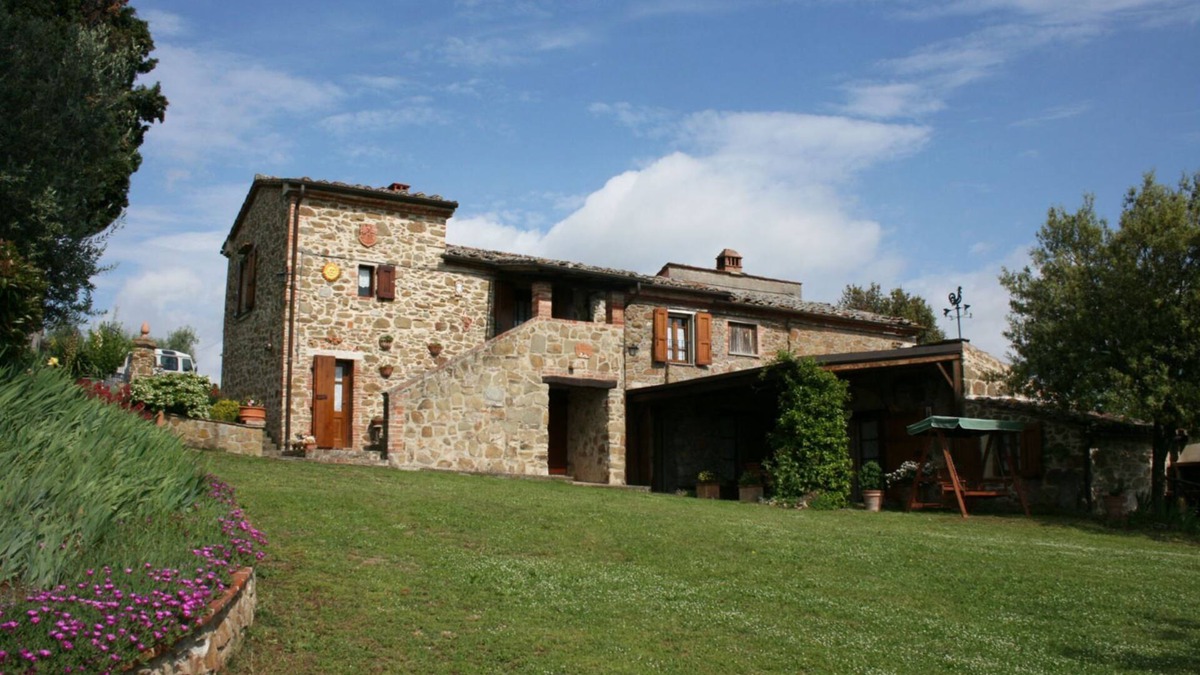 Sinalunga Villa | Old stone farmhouse with large, green, private garden and swimming pool. Perfect for 2 couples or a