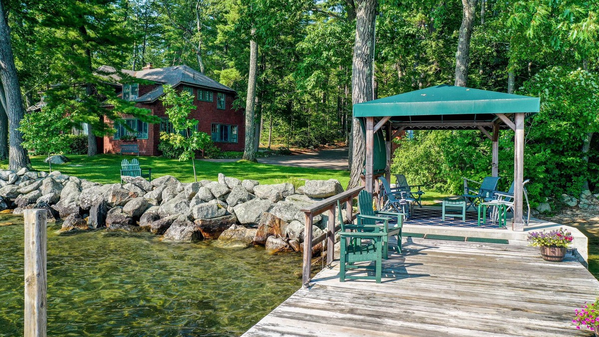 Wolfeboro House | Old Time Family Lodge on Winnipesaukee With Gorgeous Sand Beach