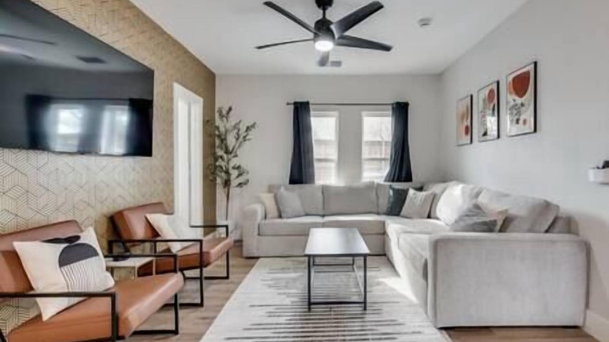 Keller House | Old Town Keller 5bed 3 bath home