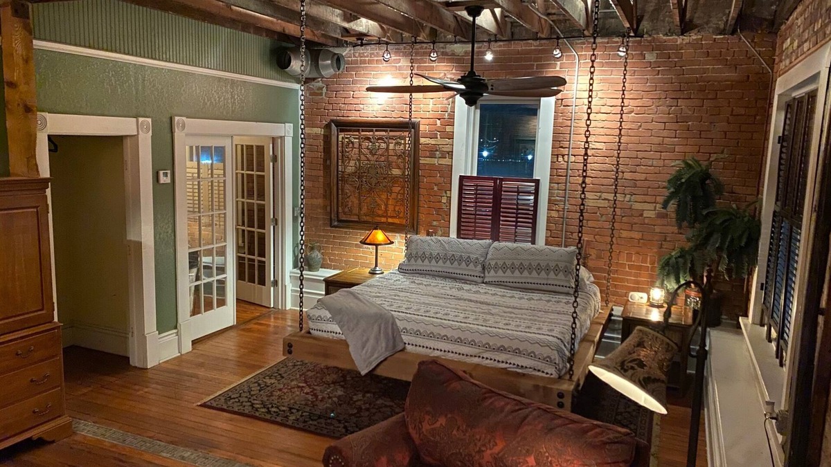 Old Town Apartment | Old Town Loft w Hanging Master Bed