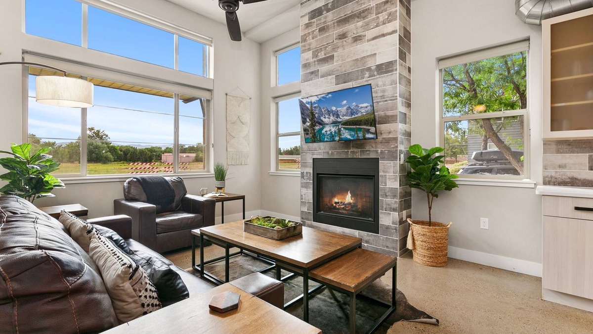 Old Town North House | Old Town Modern New Build: Rftp Spa W/Mtn Views!