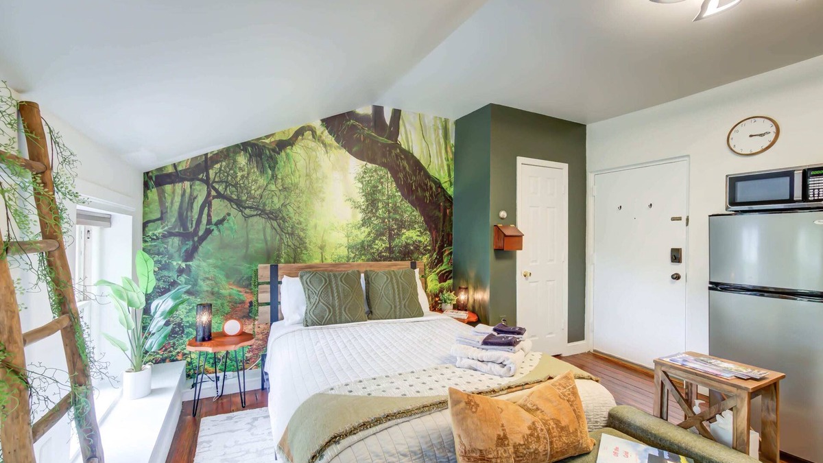 Old Town Alexandria Apartment | OLD TOWN Nature Oasis! Block 2 King! 99 Walk Score