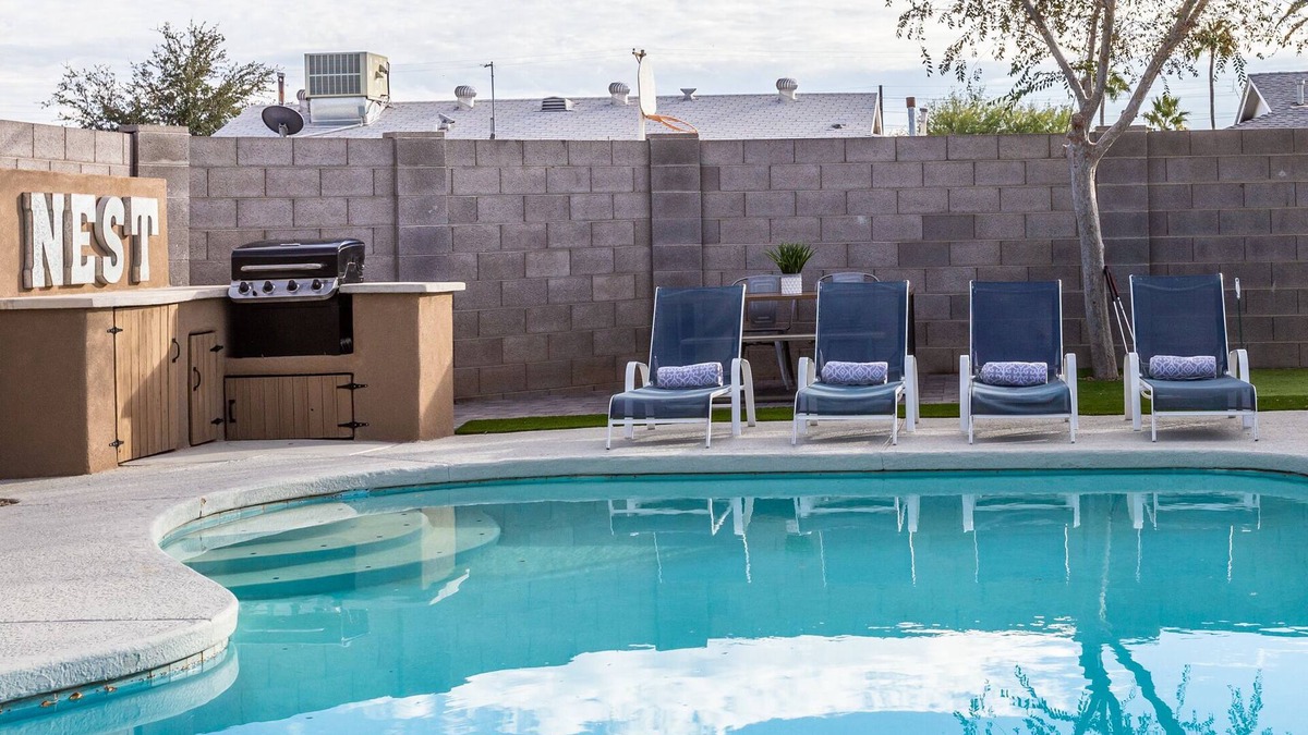 New Papago Parkway House | Old Town! - Sleeps 16, w/9 beds! + Pool + Firepit + BBQ +Putting Green