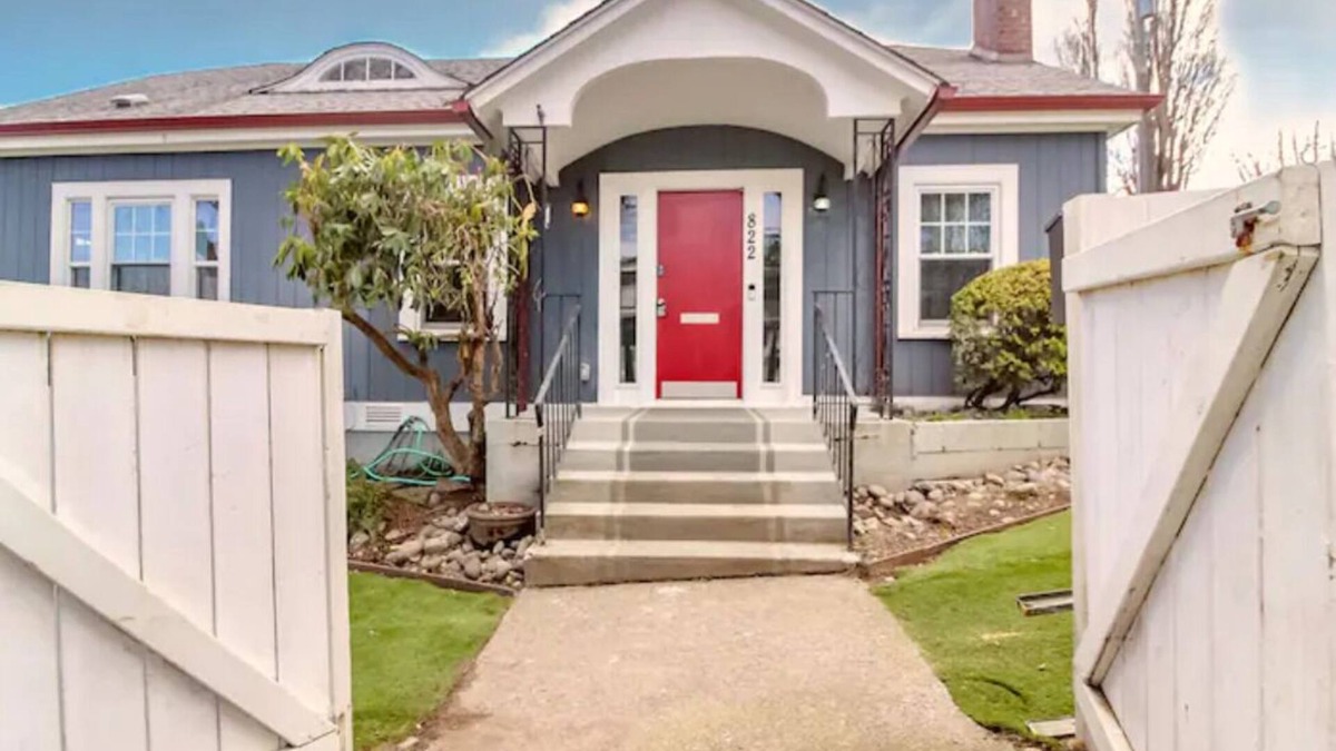 North End House | Old Town Tacoma Hot Tub and Fireplace