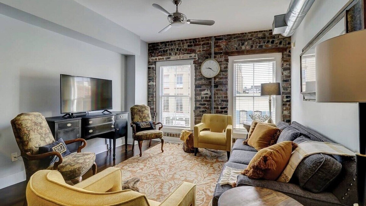 Historic District - North Apartment | Old Towne Loft on Broughton -Steps to Everything!