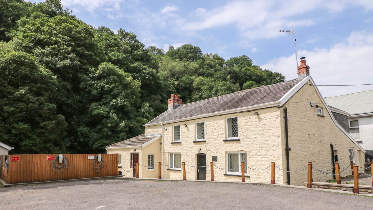 Margam House | OLD TREDEGAR ARMS, family friendly, with open fire in Cwmtwrch