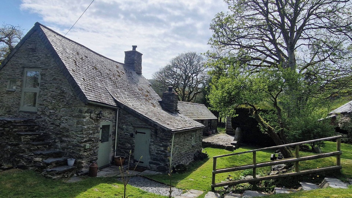 Bala Cottage | OLD TY'N Y WERN, pet friendly, character holiday cottage in Bala