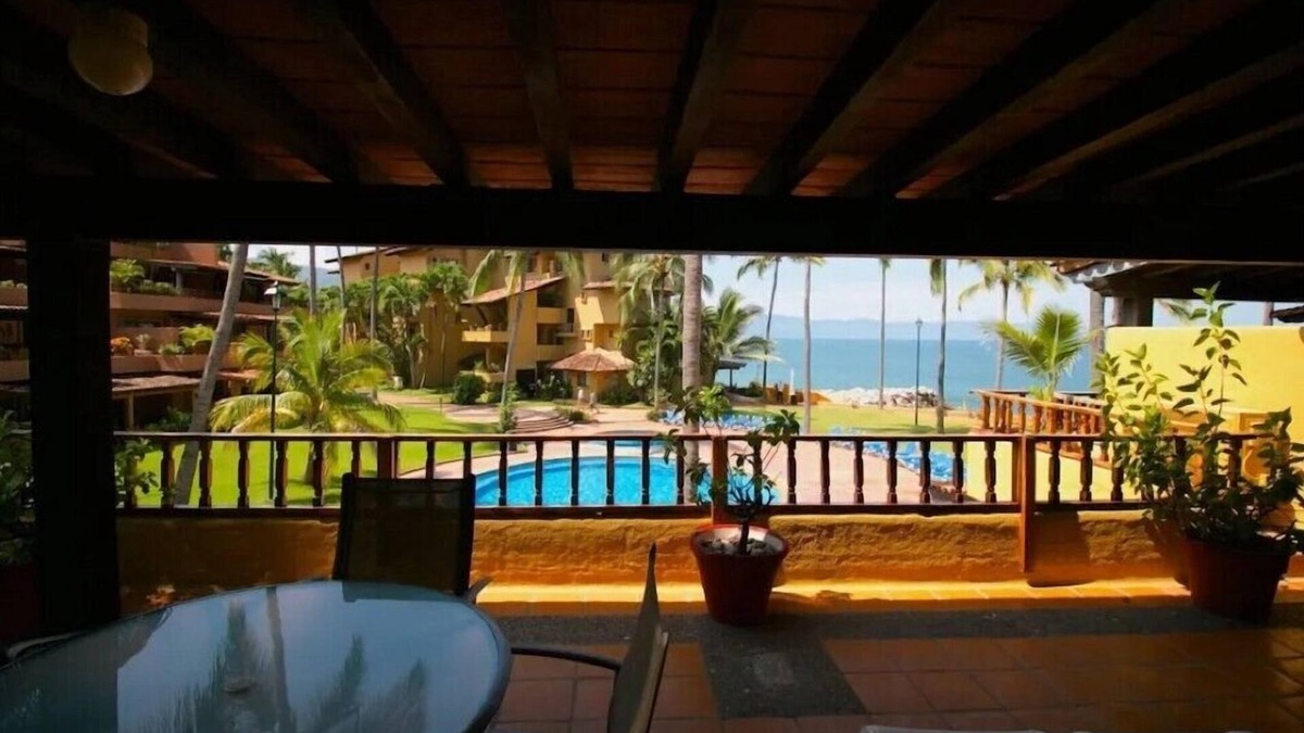 South Hotel Zone Hotel | Old Vallarta Studio with Tennis Court and Garden