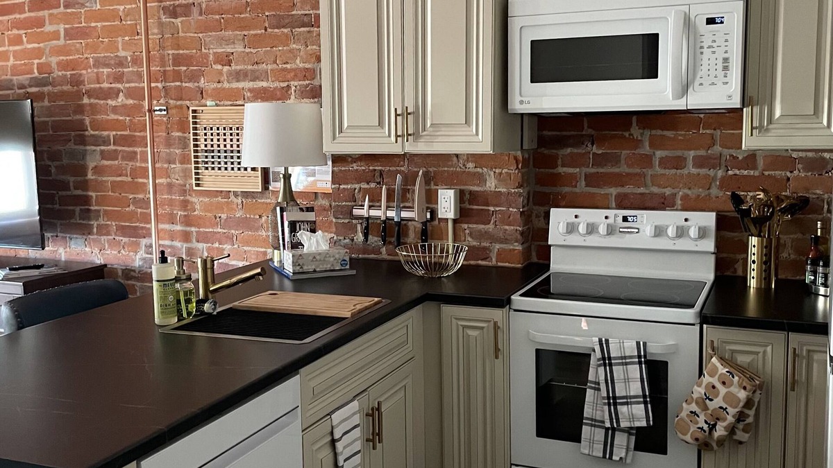 Belleville Apartment | Old World Charm: Burrows Suite #3 - Belleville, ON