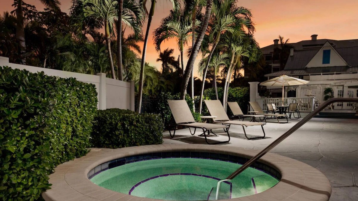 Marco Island Hotel | Olde Marco Deluxe 2BR Suite w/Gourmet Kitchen & Modern Coastal Décor