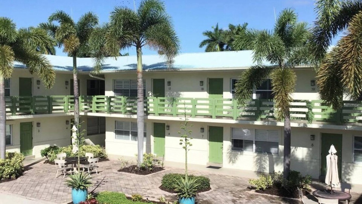 Old Naples Condo | Olde Naples Prime Location!