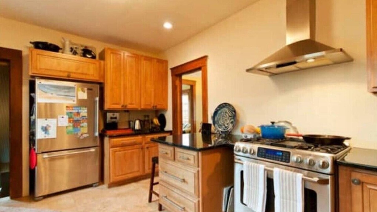 Old West Side House | OldWestside Home-Hot tub, Yard, Central Locationnn