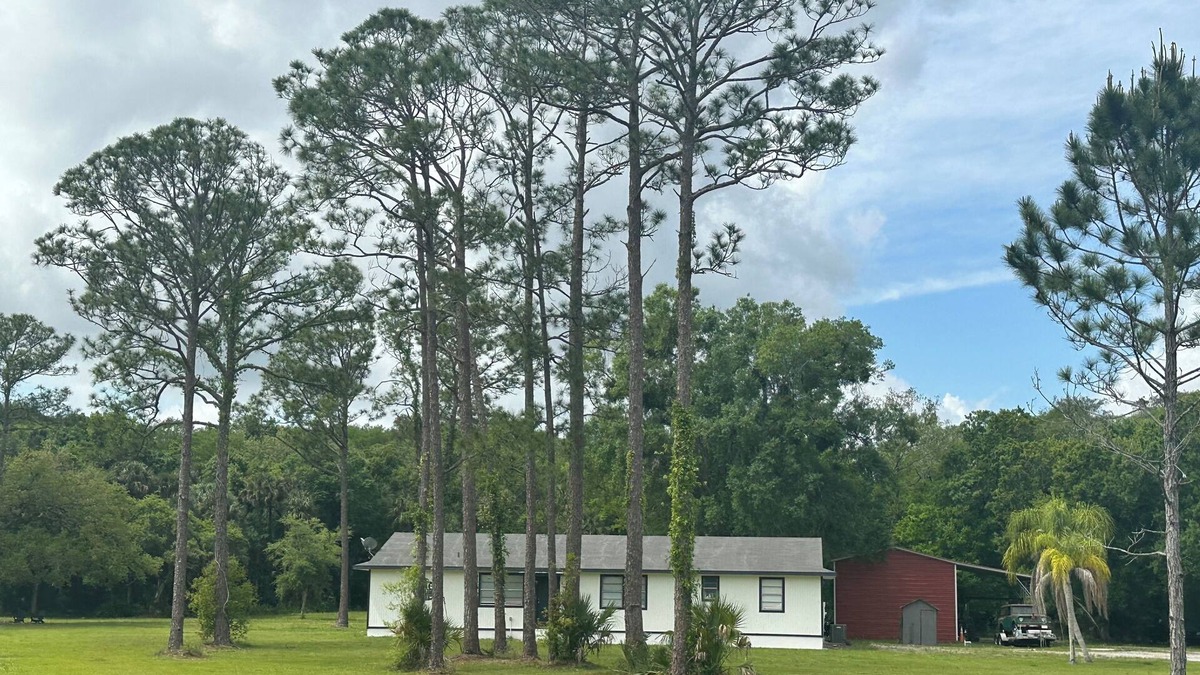 Okeechobee Other | Ole Glory is a Charming 3-bedroom farmhouse in Okeechobee with WiFi, AC