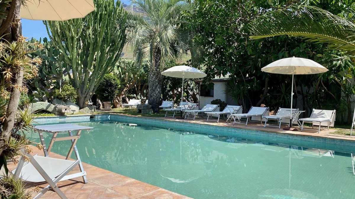 Panza Apartment | "Oleander cottage" with garden, swimming pool and spa hot tub