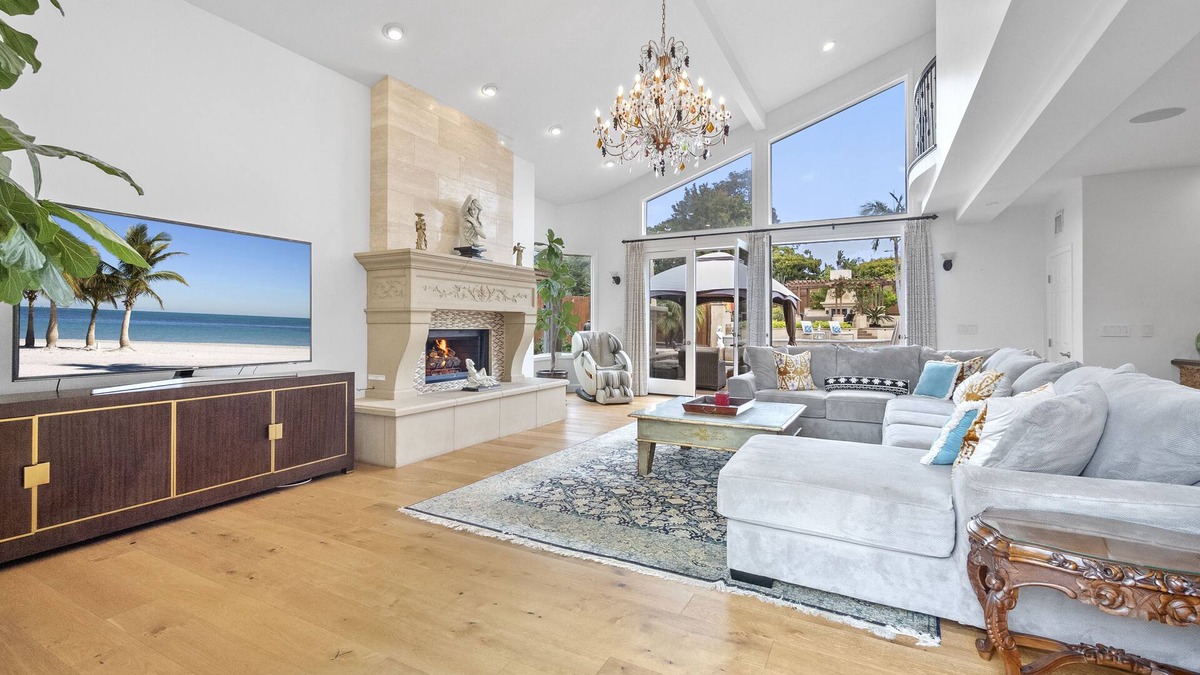 Muirlands Villa | Olite Luxury Estate - Massive Yard, Pool/Spa, Fast WiFi & Outdoor Fireplace