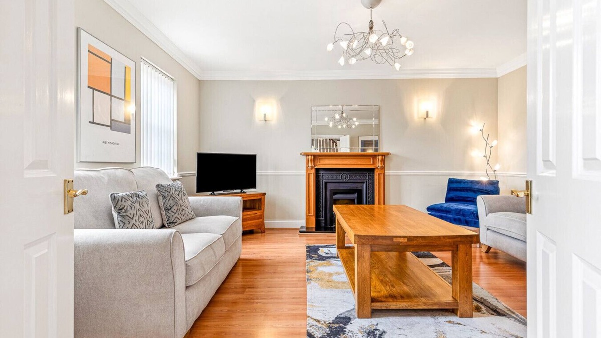 Henley-on-Thames House | Olive Tale - 3 Bed Townhouse with Parking