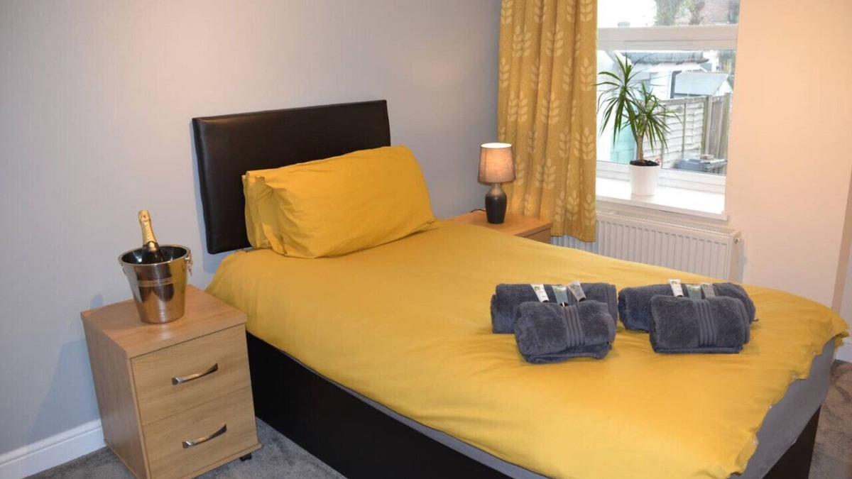 Salisbury Apartment | Olive Tree 2 bed Apartment - Stayseekers