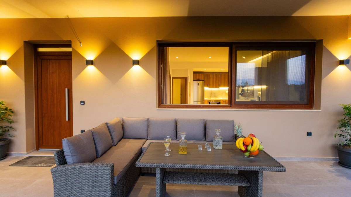 Houdetsi Apartment | Olivia,a modern retreat near beach & amenities
