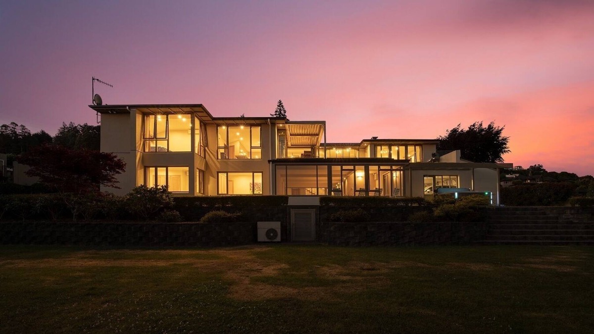 Taupo House | Omaio - Taupo - Heated Indoor Pool, Spa Pool, Cinema Room, Lake Views