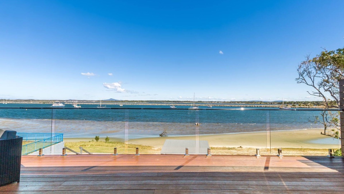 Iluka House | Omaroo - Absolute waterfront location