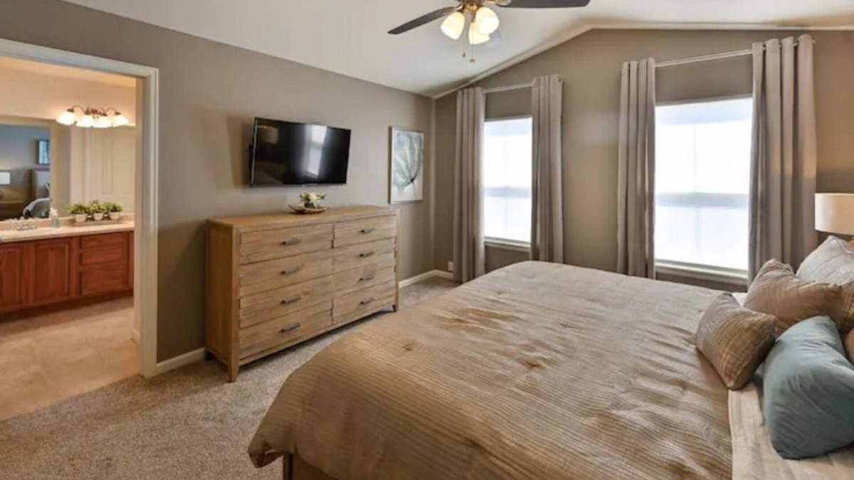 Monument House | OMG, cozy Long-Term stays are welcome. This property has everything you need!