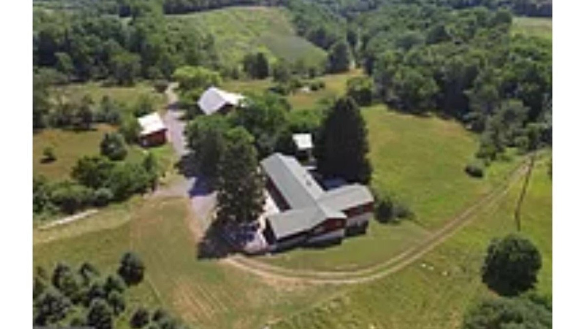 Tyrone House | On 105 Acre Farm. 30 miles from Penn State University and 20 miles from Altoona.