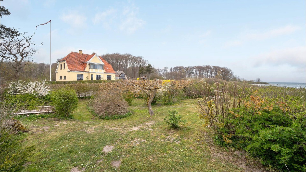 Nyborg House | On a beautiful waterfront property awaits you this charming cottage, which offers extra space for a