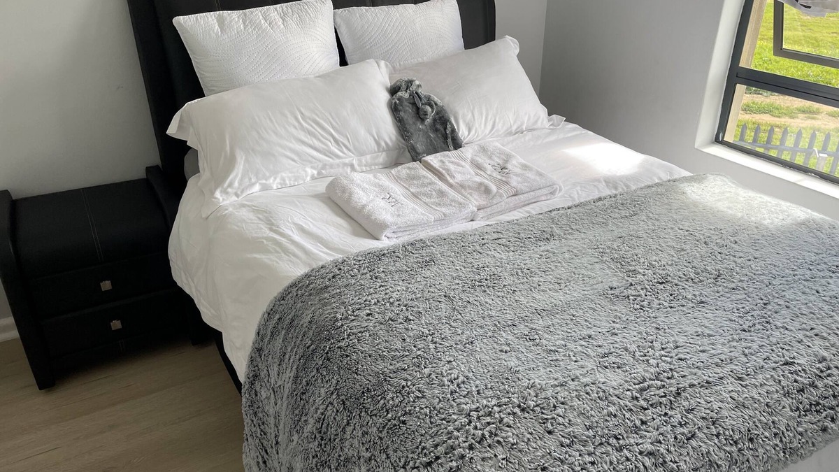 Gordon's Bay Apartment | On a golf estate with Mountain views.n4km from the Beach