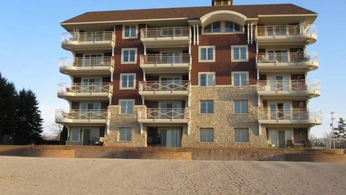 Traverse City Condo | On East Bay - Beachfront Luxury Condo