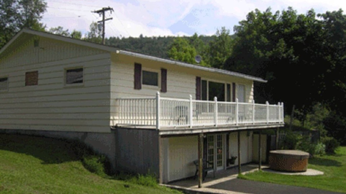 Maryland House | On Goodyear Lake - docks and lake toys-canoes, paddleboat, water trampoline