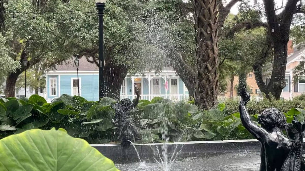 Washington Square House | On Historic Washington Square in Oakleigh Garden District - 3br 3bath
