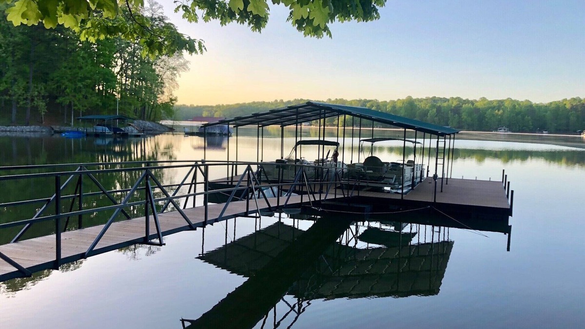 Gumlog House | ON LAKE HARTWELL JUST ONE MILE FROM TUGALOO STATE PARK.