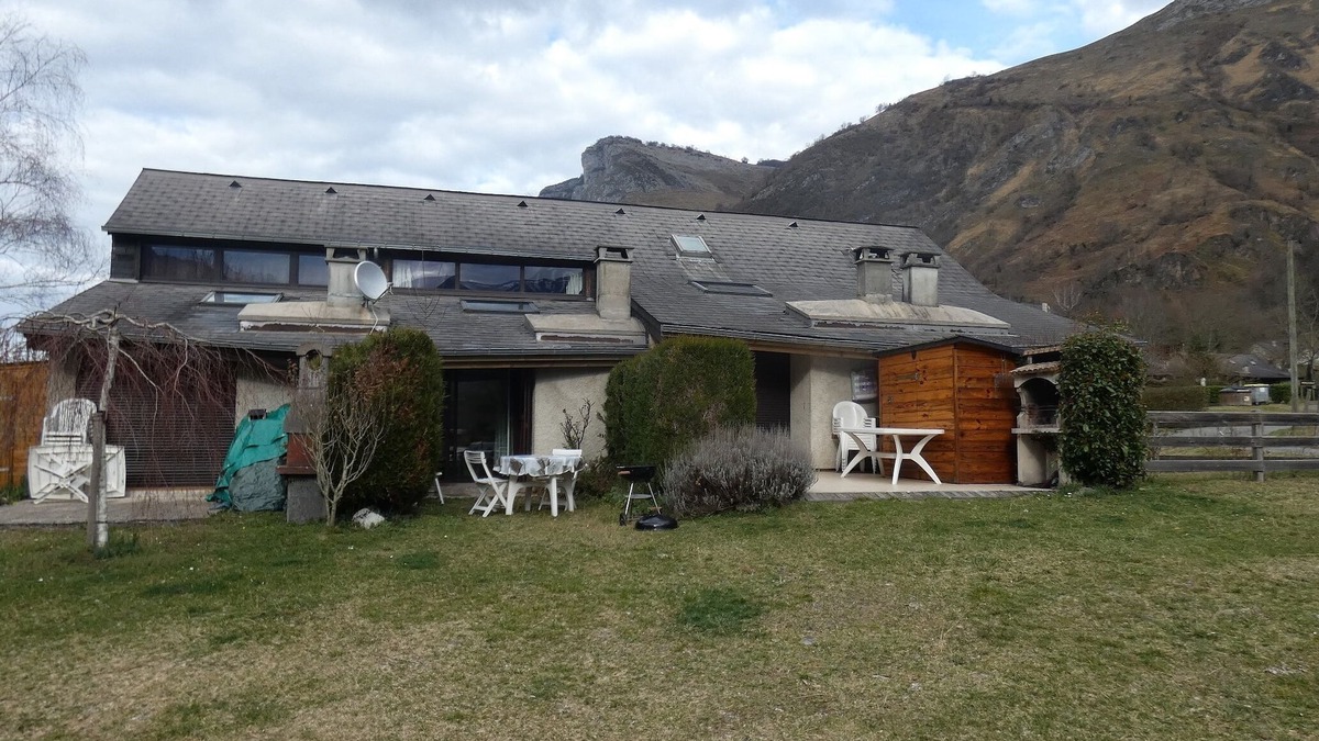 Aste-Beon House | On river bank with mountain views and ground-level terrace