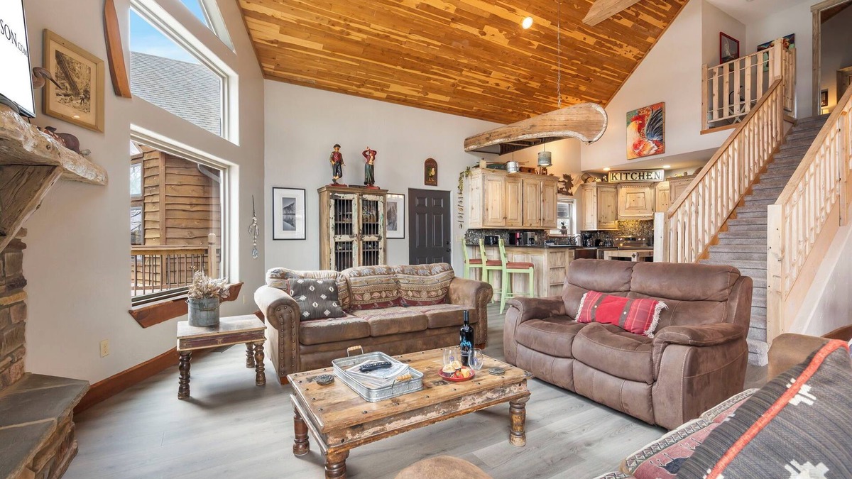 Branson House | On Table Rock Shoreline-Access & Views! Pvt Hot Tub, Billiards, Deck Space, Community Amenities!