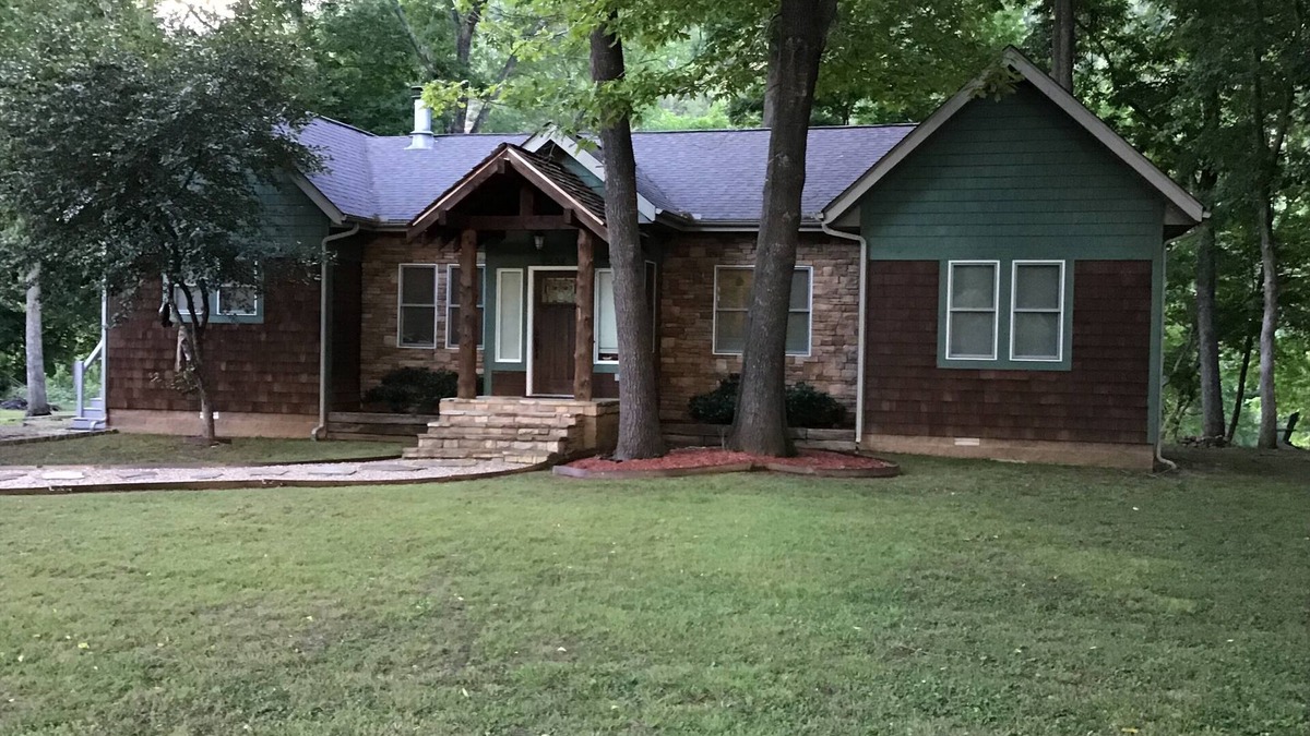 Cotter House | On the banks of the White River with beautiful views and the best fishing area