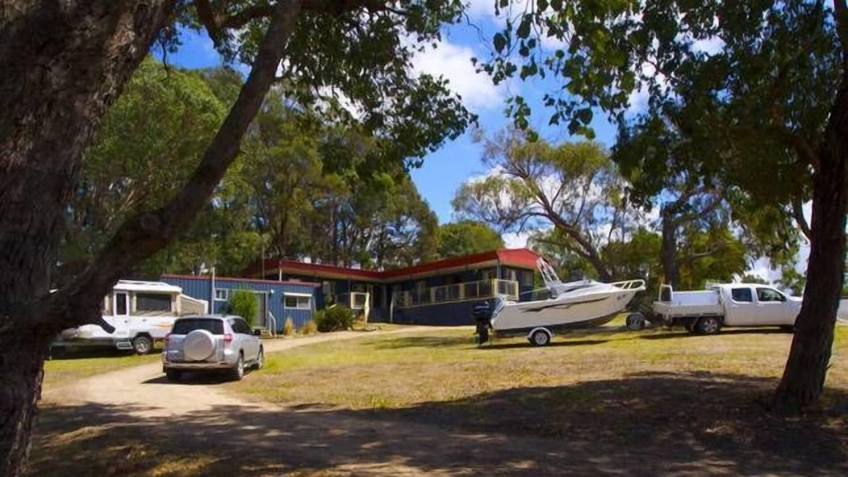 Lake Bunga House | On the beach at Bunga Ocean & Lakeside Holiday House