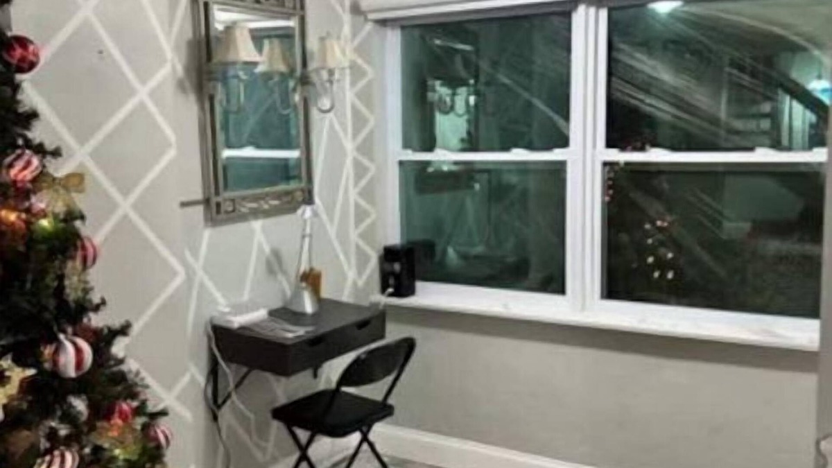 Lauderhill House | On the beautiful lake, it is close to the airport, malls,restaurants ,beach etc.