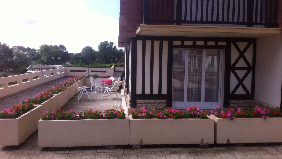 Cabourg Apartment | On the edge of the Marcel Proust promenade, large south-facing T2, 700 m from the casino.