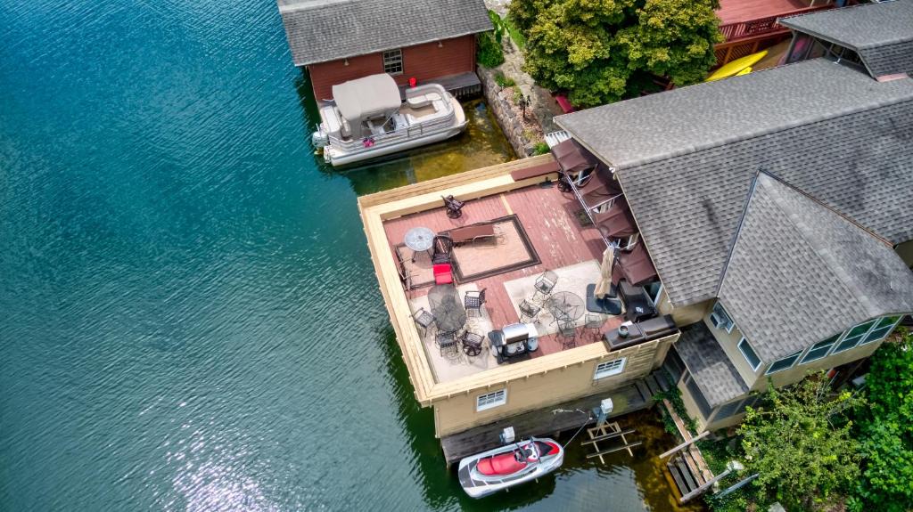 Lakemont House | On The Lake - Guest House