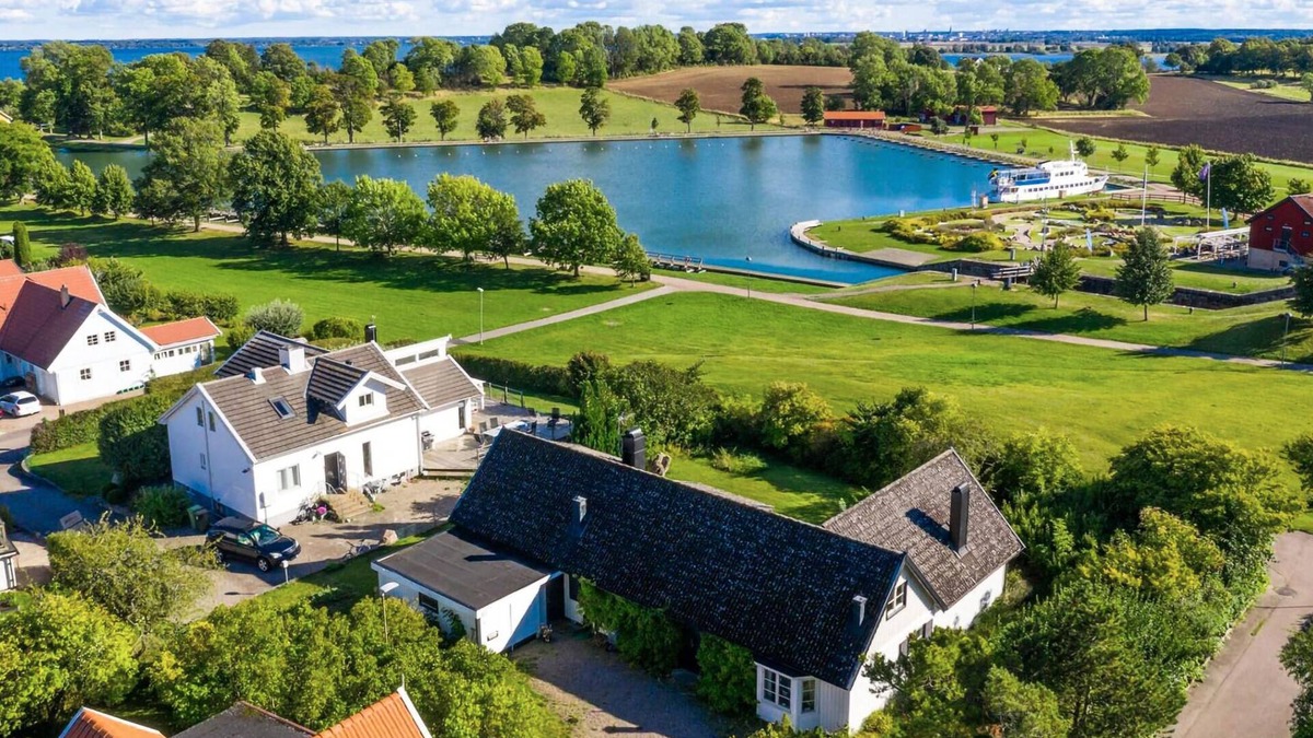 Vreta Kloster House | On the lock canal of the Göta Canal welcomes you this comfortable and spacious cottage.