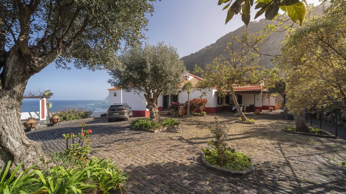 Ponta Delgada House | On the North Coast, by the sea - Casa do Terreiro