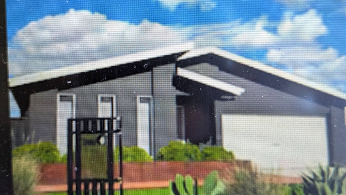 Dubbo House | On the Park. 4 Bedroom Home. Metres from parks and shopping centre.