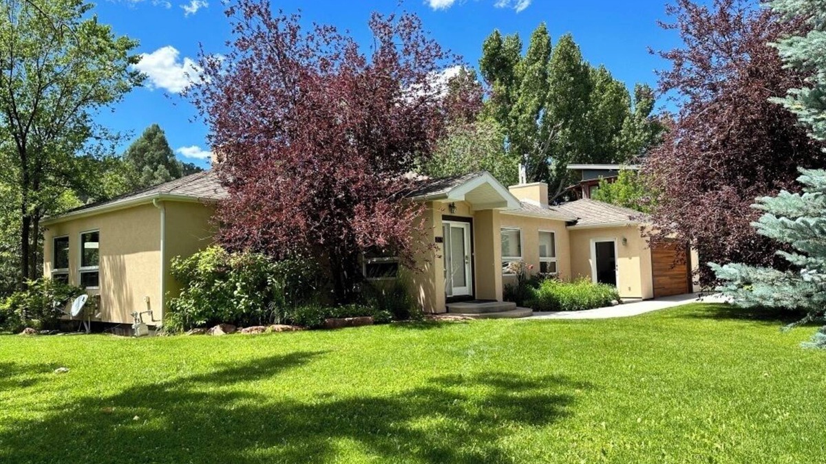 Carbondale House | On the River, in Town. Easy Access to Outdoor activitiesnLicense #002734