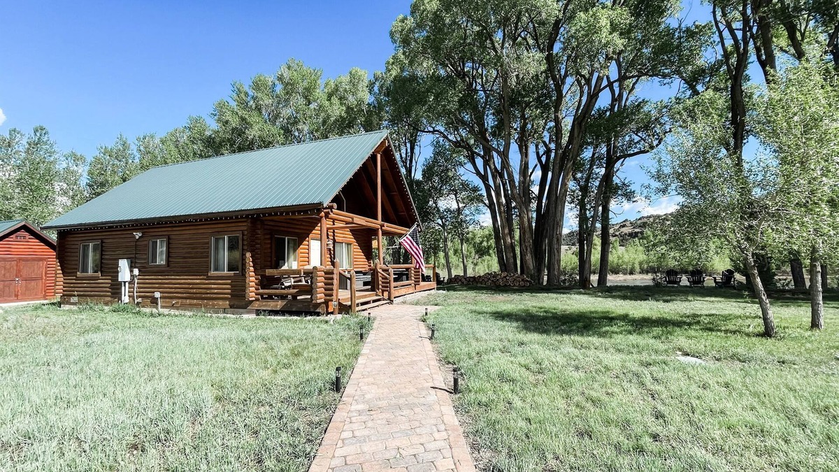 South Fork Cabin | On the river! Private patio. 2 large yards. Dog friendly. Book now for summer!
