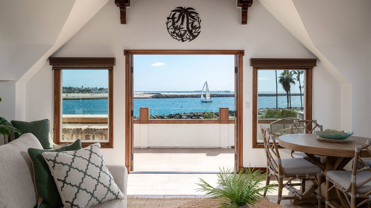 South Mission Beach House | On the Sand! | Single-Family Oceanfront Home | AC + Sunset Views
