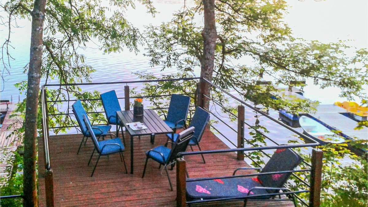 Sikory Juskie House | On the shore of Lake Laszmiaden welcomes you this spacious cottage with lake view.
