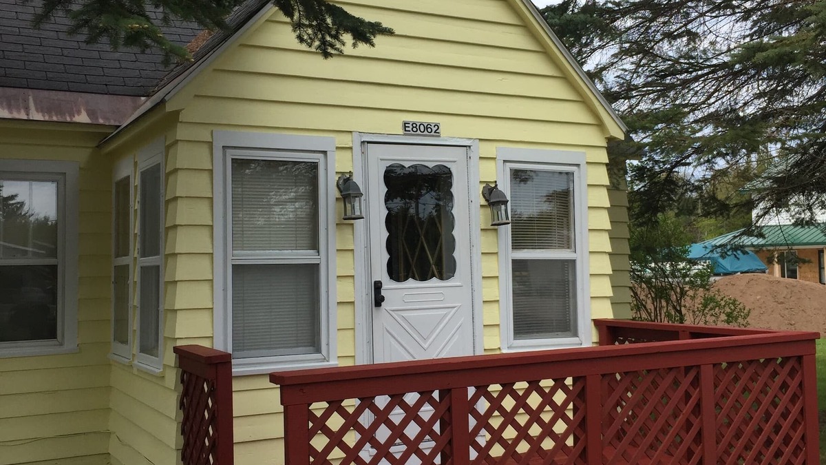 Christmas Cottage | On the shore of Lake Superior with a beach in Christmas - near Munising