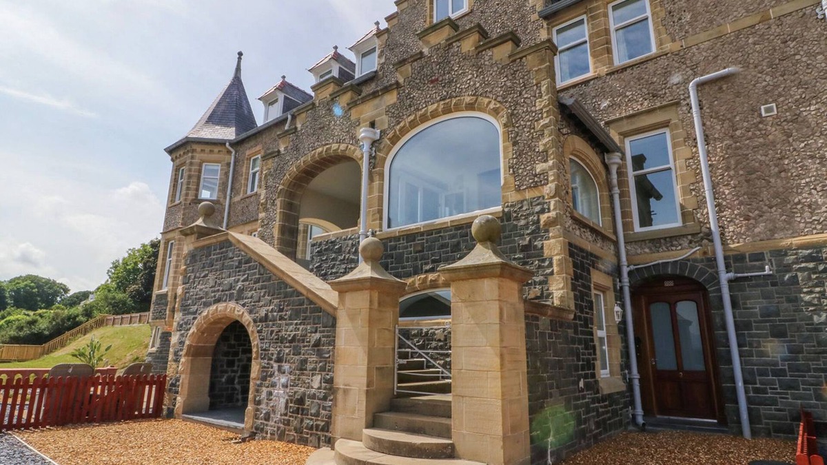 Menai Bridge Cottage | On the Straits