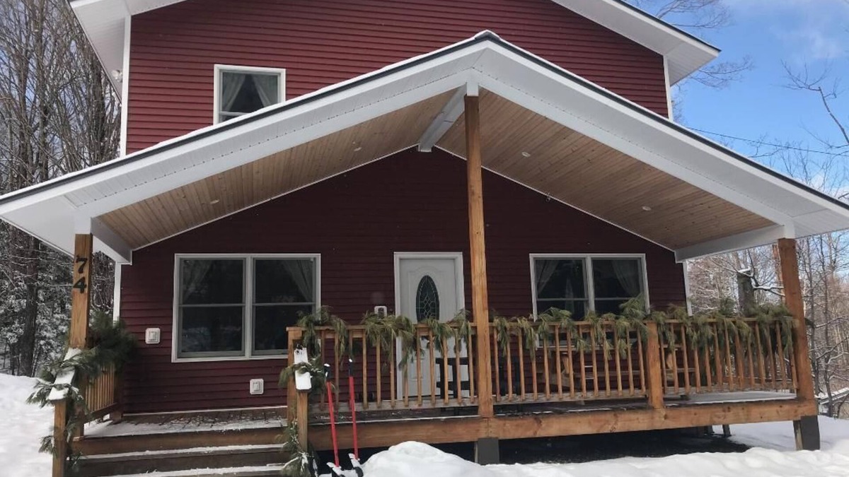 Jeffersonville House | On the trail map! Walk to everything! Sleeps 10!