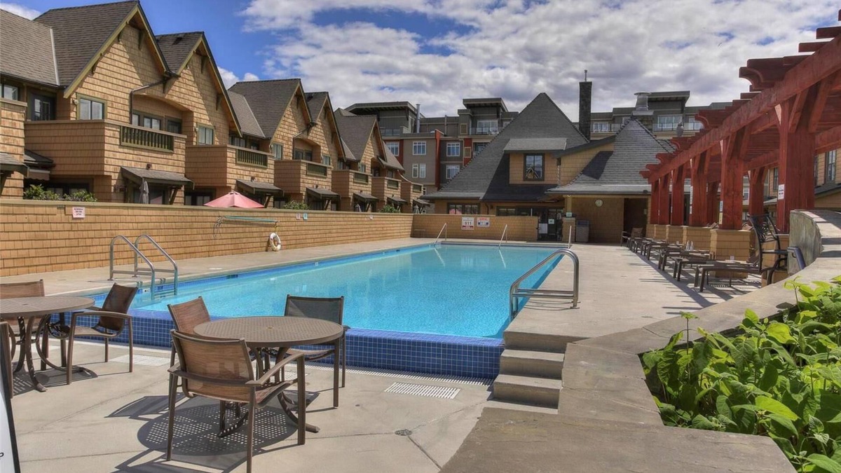 South Pandosy House | On the water, sleeps 12-14 people, with pool!